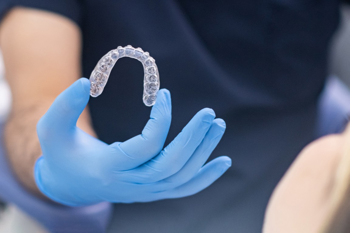 La ortodoncia invisible se ha convertido en una de las opciones más demandadas por pacientes que buscan alinear sus dientes sin brackets metálicos.